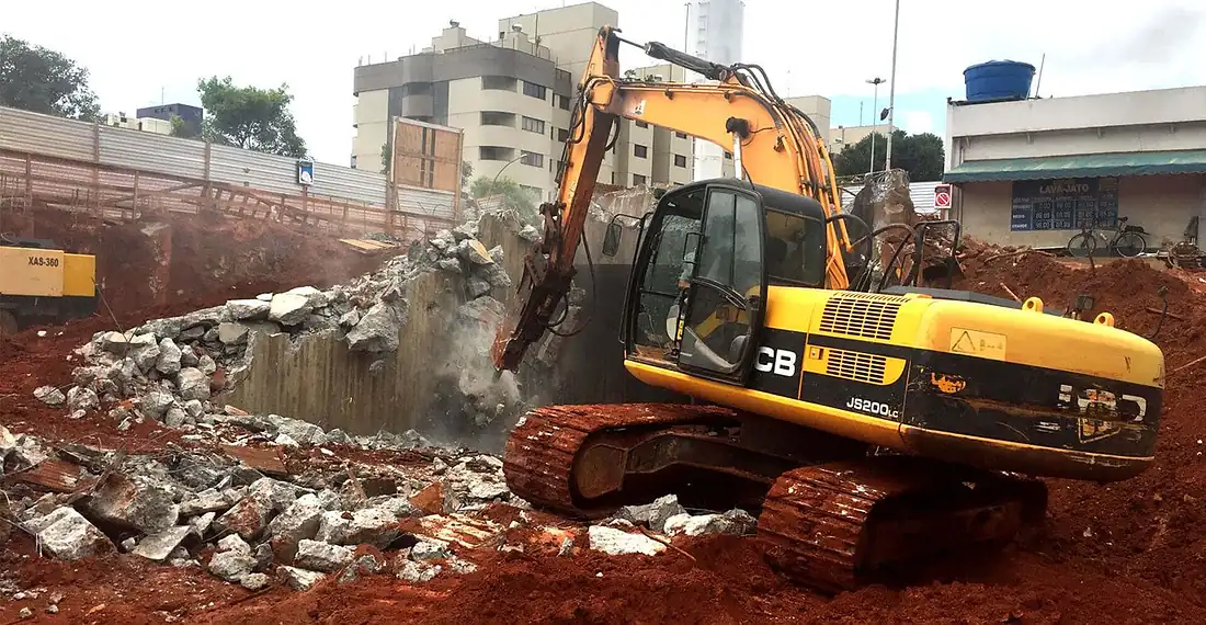 Demolição mecanizada — Benneti Construções