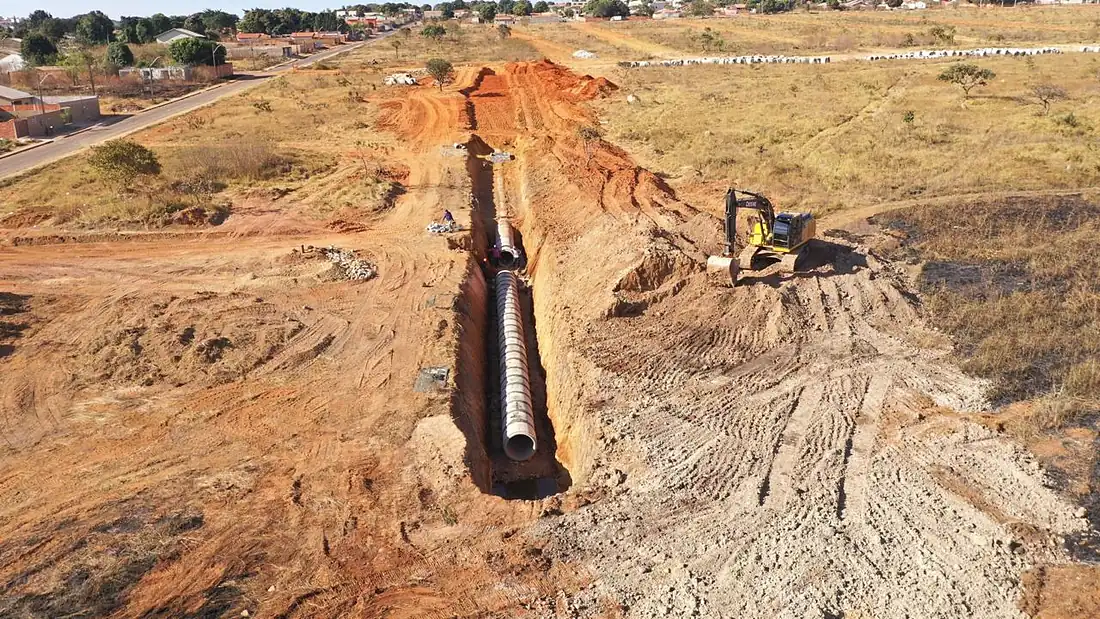 Terraplenagem e regularização de via com motoniveladora - Benneti Construções